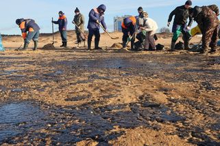Video: Pláž zalila ropa. Ztroskotané ruské lodě vůbec neměly vyplout | Svět