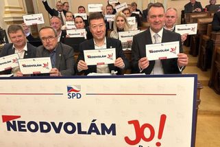 Jan Hus ve sněmovně. Okamurovi chyběla jen posměšn...