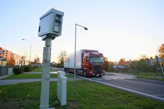 Řidič svištěl na sedmdesátce rychlostí 185 km/h. Břeclav na pokutách vydělá miliony - Novinky