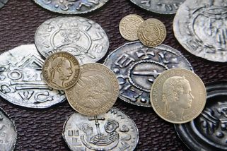 Poznatsvět | Dělníci našli při bourání hospody poklad. Zdi staré hospody v Přerově skrývaly mince z třicetileté války