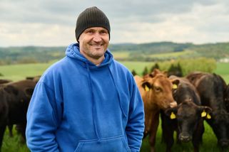Opustil bio, přešel na regenerativní pastvu a výnosy se zdvojnásobily. Každých 48 hodin krávy přesune jinam