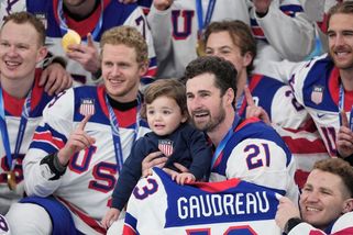 Dojemné gesto. Američané slavili s dresem zesnulého Gaudreaua, na fotku vzali i jeho děti - Sport.cz