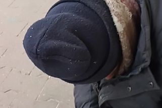 "Klečím na ulici a baví mě to," říká šumperský podivín, kterého prý doma ničila samota - Médium.cz