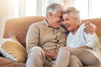 Jak si užít romantiku i po šedesátce? Žijte spolu, ale odděleně. A jiskra mezi vámi nevyhasne - Proženy.cz