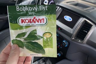 Kdo chce ušetřit v autě peníze, dává si do loketní opěrky bobkový list. Levné koření má pro řidiče brilantní účinek