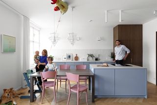 Ještě nedávno se mačkali v malé garsonce, jejich babička si s nimi ale vyměnila byt a začala rekonstrukce: Jak bydlí čtyřčlenná pražská rodina a jejich pes