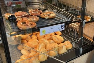 prahain.cz/jidlo/cesi-jsou-prasata-nebrala-si-servitky-prodavacka-z-penny-a-ukazala-na-box-s-pecivem-26231.html