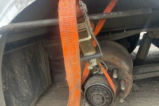 Kamionu chybělo za jízdy kolo, ukazují snímky jihočeské policie. Řidič přivázal nápravu ke karoserii