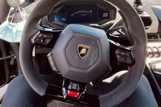 Majitel Lamborghini bez cavyků zaparkoval na stání pro invalidy. Z jeho následného komentáře ovšem mrazí