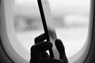 Proč nemáte zvedat spadlý telefon v letadle