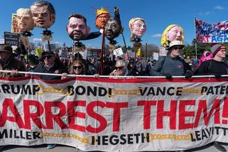 FOTO: Zavřete je! Proti Trumpovi protestovaly miliony Američanů - Novinky