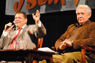 Hoďte na něj síť. Přitroublé a vulgární vtipy našeho politika strhly mediální lavinu | Dvorana slámy