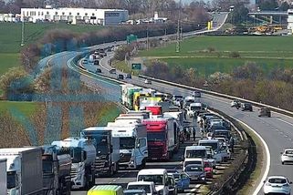 Dálnici D8 ve směru na Prahu uzavřela hromadná nehoda - Novinky