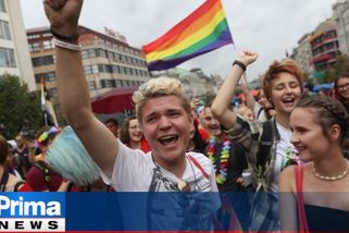 Ne všechny vyvěšení barevných vlajek potěšilo. Je to ponižující, říká k Prague Pride Wolf