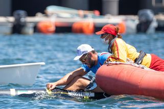 Dostála tahalo z vody osm Japonců, českého obra pak křísil i německý konkurent