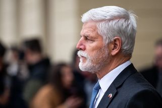 Pavlovi stále věří víc než půlka občanů. Roste ale počet lidí, podle kterých příliš zasahuje do politiky