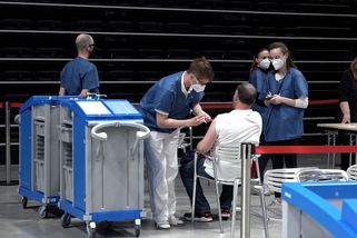 Česko háže lidem při změně termínu očkování klacky pod nohy. Jinde to jde bez problému - Novinky