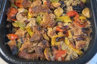 Tyhle ražniči z jednoho plechu patří mezi moje oblíbené večeře! Stačí nachystat maso, papriky, žampiony a špek a trouba udělá zbytek