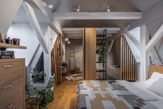 Atypický byt tvoří dlouhá půda a obří schodiště - Proženy.cz