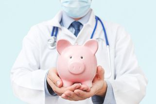 Kuřák i popírač covidu mají bezplatnou léčbu, ale na nemocné děti se musíme skládat - Médium.cz