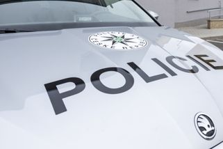 Polici vypátrala a obvinila muže, který shodil ženu do kolejiště metra