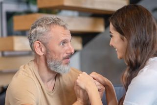Když si stárnoucí chlap nabrnkne mladici. Pánové, tohle tempo nevydržíte! A realita bolí, varuje odborník - Proženy.cz