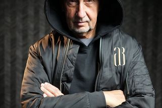 Babiš lechtá mladé na bradě. AB merchem rozjel fenomén, který nejde zastavit