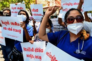 Benzín za dvojnásobek, elektřina jen občas. Srílančanům došla trpělivost s vládnoucí rodinou — HlídacíPes.org