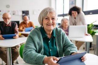Mladá kadeřnice odhalila největší chyby českých seniorek s účesy. Dělají je pořád dokola a neví, že kvůli tomu vypadají staře