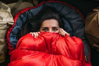 Jak vybrat spacák, aby vám v něm nebyla zima? Zaměřte se na velikost, tvar i teplotní komfort