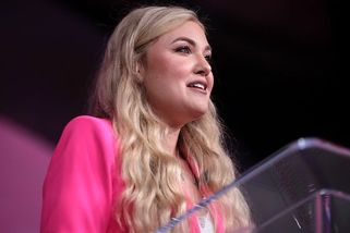 Tatínek je na služební cestě s Ježíšem, řekla dceři vdova Charlieho Kirka Erika Frantzve - Médium.cz