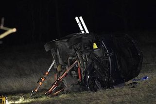 Opilý řidič bavoráku chtěl spáchat sebevraždu. Let vzduchem i dopad přežil