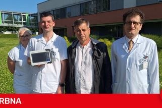 Lékaři mu zachránili život. On jim za to daroval špičkový přístroj za 184 tisíc