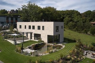 Dům s jezírkem má krásný výhled na údolí Berounky - Novinky