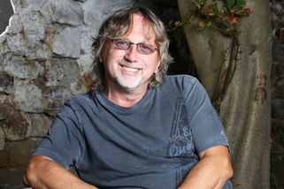 GLOSA: Dalibor Janda otřesným klipem z gauče připomíná éru Hudebních masakrů