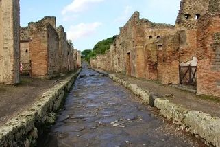 Užívali si nad těly mrtvých. Nepoučitelní lidé zkusili Pompeje znovu osídlit, smetl je další výbuch - Médium.cz