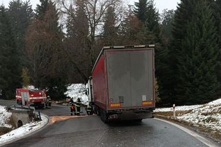 Kamion se střetl s osobákem, šumavská silnice bude do večera uzavřená - Novinky