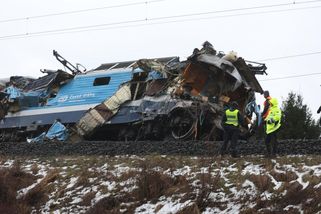 Tragická srážka rychlíku s kamionem na Karvinsku. Strojvedoucí zemřel, 19 lidí je zraněných - Novinky