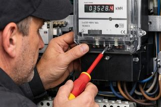 Za elektřinu neplatí ani korunu. Tisíce domácností v Česku je připojeno na černo