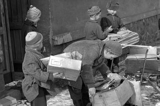 Když nebylo nic, vzácné bylo všechno. Za socialismu se sbíral papír, byliny i pomerančová kůra - Proženy.cz