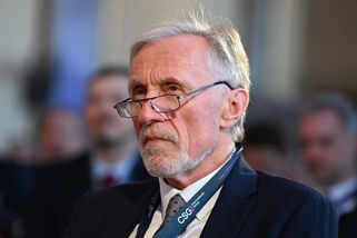 Topolánek by kvůli krizi zastavil růst důchodů. Do vlády si přitom ostře rýpl