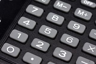 Padesát tisíc hrubého? V Česku je to dneska vstupenka do klubu „přežívám od ledna do prosince“ - Médium.cz