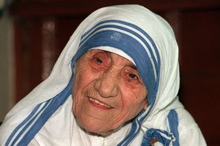 Schizofrenie a zneužívání dětí. Odkryli temná tajemství Matky Terezy