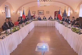 Vláda zasedala na zámku Štiřín. Catering vyšel na téměř čtvrt milionu, vadí opozici