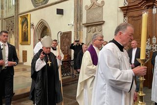 Mše za Kirka. V kostele zasedla hrstka pravice, lidovci se distancovali - Seznam Zprávy