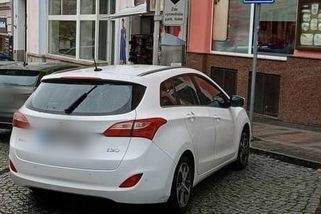 Za poslední rok řešili strážníci v Karlových Varech 230 případů, kdy řidiči parkovali neoprávněně na místech vyhrazených pro invalidy