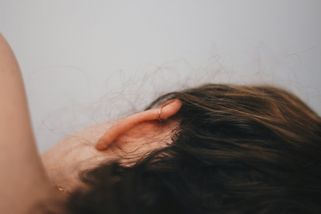 Tinnitus: když slyšíte pískání, šumění, hučení bez příčiny