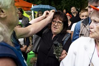 FOTO: Nadávky i facky. Na Fialově mítinku v Ústí bylo rušno - Novinky