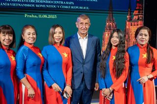 Vietnamci hájí "dědu Babiše", mladí kroutí hlavou. Hnutí ANO lovilo body v Sapě