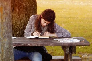 Co o vás řekne písmo? Kroužek značí hravost, dlouhé čáry mohou vést k psychopatovi - Médium.cz